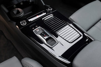 車内空間のデザインは操作のしやすさ、分かりやすさにも留意したもので、各所のコントロールパネルをグロスブラックで統一するなど、機能・役割に応じたゾーニングを行っている。車両の操作方法は既存のアウディ製BEVと同じで、センターコンソールのスタートスイッチで始動。スライド操作のシフトセレクターで前進／後退などを選択する。