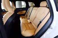 「インスクリプション」と呼ばれる上級グレードの後席には、シートヒーターが備わる。背もたれは、60：40の分割可倒式。