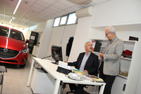 マツダ車の展示コーナーで。ルノーの販売店から転身したジャンニ・バンディーニ氏（左）とエンツォ氏。