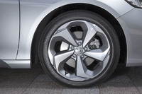 試乗車には235/45R18サイズの「ブリヂストン・レグノGR-EL」タイヤが装着されていた。写真の18インチアルミホイールは「ノイズリデューシング」と呼ばれる中空構造の消音機能を有している。
