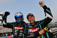 ガッツポーズの谷口信輝（写真左）と片岡龍也（同右）。チームに3年ぶりの栄冠をもたらした。