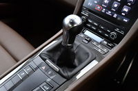 「911カレラ」では、デュアルクラッチ式ATの7段PDKに加え、7段MTの選択も可能。ブリッピング機能付きで、シフトダウン時には自動でエンジンの“回転合わせ”をしてくれる。