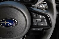 試乗車のステアリングスイッチ。エントリーグレードの「ST」でも、ドライブモード切り替え機構の「SIドライブ」が装備される。