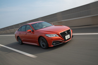 RS仕様の中でも2リッターターボ車については、ボディーにリアパフォーマンスダンパーとリアフロアブレースを追加。優れた操舵応答性の実現や、荒れた路面での振動の低減が図られている。