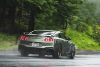 2024年モデルでは騒音規制に対応した効果が確かに感じられた。排気音が抑えられたため、従来モデルよりもドライバーがスピードを感じ取りづらくなっている。