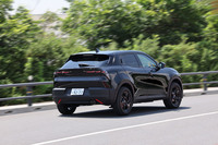 全高が低くドライバーの着座位置もさほど高くないため、運転席に収まると、SUVであることをさほど意識させないのが「ジュニア」の特徴。背の高いクルマにつきもののロールやピッチングといわれる揺れもきっちりと抑え込まれており、気持ちよく走らせることができた。