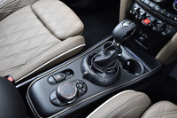 トランスミッションは8段ATを採用する。シフトレバーの根元に備わるリングを左右に回すことで、ドライブモードを変更できる。