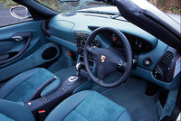 ボクスター2001年モデルでは、ノーマル、S、ともに新しい可変吸気システムが採用されたほか、サイドエアバッグが標準装備に、PSM(ポルシェスタビリティマネージメント)をオプションで搭載可能になった。