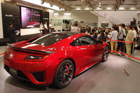 当日の会場には、“ウェブ抽選”により選ばれた320人のファンが来場。レーシングドライバーの話に聞き入った。写真手前は、新型「ホンダNSX」。