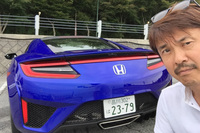 新型「NSX」と筆者。