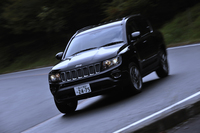 2013年5月の改良により、エクステリアには新たにクロム仕上げのフロントグリルやブラックベゼルのヘッドランプ、ボディー同色のドアミラーカバーなどが採用された。
    