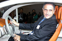 
	「Be Bop」でポーズをとるのは、ルノージャポンのアラン・レーマン社長。スピーチはすべて日本語で行われた。
	 