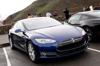 電気自動車の「テスラ・モデルS」。日本では2014年9月に納車が開始され、2015年7月には4WDの高性能モデル「P85D」が導入された。