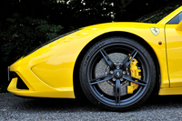 タイヤサイズは前が245/35ZR20、後ろが305/30ZR20。性能向上とともにブレーキは見直され、より高性能なカーボンセラミックブレーキ（ブレンボ製）が採用された。100-0km/h制動は31m。