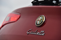 「ジュリエッタ」のテールゲートに装着された、アルファロメオのエンブレム。