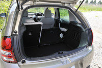 サイズのわりに、荷室も広い。深さがしっかり確保されているので、かさばるものも収納できる。