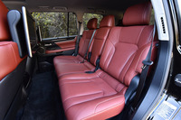 「LX570」の2列目シート。6：4の分割可倒機構や背もたれのリクライニング機構に加え、電動のスライド調整機構が備わる。