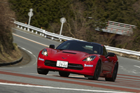 先代モデルでは「Z06」「ZR1」だけに使われていたアルミフレームを、「C7」では標準モデルでも採用。ボディー剛性が大幅に向上している。
    