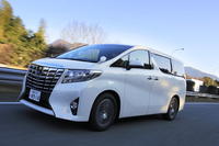 予防安全技術や運転支援システムの普及を進めているトヨタだが、「アルファード」でプリクラッシュブレーキやレーダークルーズコントロールシステムなどが標準装備されるのは、最上級グレードの「Executive Lounge」のみ。そのほかのグレードではオプション扱いとなる。
    