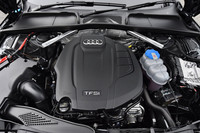 日本仕様の「A4」に搭載されるエンジンは、いずれも2リッター直4直噴ターボだが、FF車のものが最高出力190psの仕様であるのに対し、4WD車には252psの仕様のものが搭載される。