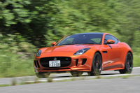 V6エンジンを搭載する「Fタイプ S クーペ」（写真）の0-100km/h加速タイムは4.9秒。V8の“最強モデル”「Fタイプ R クーペ」は4.2秒を記録する。