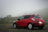 フロントと同じく、リアバンパーにもリアコンビネーションランプからのラインが延び、より立体的、彫刻的な造形となっている。タイヤサイズはベーシックな「XG」が175/65R15、「XL」と「XS」が185/55R16となる。