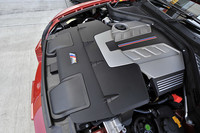 「X6M」が搭載するのは、4.4リッターV8ツインターボエンジン。二つのターボチャージャーがVバンクの中に収まるというレイアウトは、排気効率の向上とともに、コンパクト化にも貢献するという。