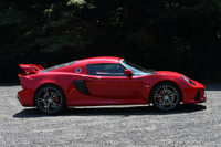 V6エンジンの搭載や走行安定性の確保、路上での存在感などのために、全長、全幅を「エリーゼ」よりひとまわり拡大。車高だけは両者共通で1130mmとなる。
    