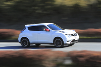 エンジン以外では足まわりの仕様が「NISMO」と「NISMO RS」の大きな違い。RSには専用のサスペンションやフロントブレーキローター、リアベンチレーテッドディスクブレーキが装備される。
    