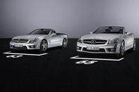 写真右がSL65 AMG、左がSL63 AMG。エクステリアデザインは共通。