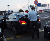 予定時刻どおり「オペル・インシグニア」がやってきた。ドライバーは嫌な顔ひとつせず率先してスーツケースをトランクに収めてくれた。