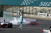 フォーミュラ・ニッポンのデモランでの1シーン。ドーナツターンを披露するのは服部尚貴（DoCoMo DANDELION）。「フォーミュラ・ニッポンではドーナツターンをあまり見ることがありませんね」とのインタビューに、「クラッチが弱いのですぐ壊れるんですよ。チームから怒られちゃいますよね」