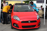 「グランデプント・アバルト」を覗き込む若者たち。