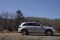 「Cクラスセダン」の先進性を踏襲したとされるSUVの「GLC」。Cクラスと比べた場合、全長がわずかに短くなるものの、幅はおよそ8cm拡大。全高は20cmほど高くなる。