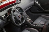 カーボンとレザーでしつらえられた車内空間。センターコンソールには、ルーフの開閉やウインドリフレクターを操作するスイッチを追加。