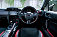 レッドのアクセントが施された、「スバルBRZ tS」のインテリア。
    