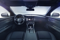 新型「XF」のインテリア。