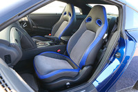 シートは「For TRACK PACK」専用品。表皮はファブリックと本革のコンビネーション。 