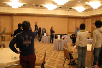 最後はジャンケン大会。このほかクリスマスプレゼント交換もあって、抱えきれないほどのおみやげを手にした人も。