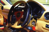 
	手でアクセルとブレーキを操作するシステムは、イタリアから輸入したとのこと。自動車の歴史が長い欧州は、こういったシステムに関して「一日の長があります」と、須永隆則主事は語る
	 