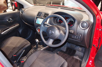 丸みを帯びたデザインが採用されたインテリア。シルバーの加飾で高級感が演出される。