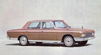 1965年に誕生した初代「日産プレジデント」。全長5m超のボディーにV8 OHV 4リッターエンジンを搭載、最高級グレードのDタイプは国産初のパワーステアリングやパワーウィンドウ、パワーシートやクーラー、世界初のリモコン式フェンダーミラーなどを標準装備。300万円という価格は、旧セドリック・スペシャルの2倍以上だった。