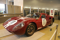 65年に完成した国産初のプロトタイプスポーツである「R380」。ブラバムを参考につくられた鋼管スペースフレームにアルミ製のボディを被せ、最高出力200ps以上を発生する直6DOHC24バルブ2リッターエンジンをミドシップする。66年の第3回日本グランプリではワークスチームの力を遺憾なく発揮、ポルシェ906を抑えて優勝を飾った。日産と合併後に登場したR380II、R381、R382も旧プリンス陣の手で開発されたマシンである。