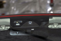 ルームミラーの近くに新たに設けられたカメラ。レーザーと併用することで、前方の物体がヒトかどうかを認識する。