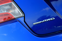 駆動システムについては、従来モデルの「インプレッサWRX STI」からセンターデフに機械式と電子制御式の2つのLSDを組み込んだフルタイム4WDを受け継いでいる。
