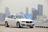 「BMW 3シリーズ」のニューバージョンが「グランツーリスモ」。クーペが「4シリーズ」として独り立ちしてしまった3シリーズにとって、セダン、ツーリングに続く3番目のボディーバリエーションだ。
    