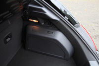 
    ラゲッジルームの右側面に200mm径のウーハーが備わる。その名も「ベースマンサブウーハー」。ちなみに、室内に計4台搭載されるミッドレンジスピーカーは「ツインスピーカー」（ツインリヴァーブに引っ掛けた？）と呼ばれる。
    