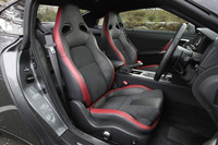 黒地に赤の組み合わせが際立つブラックエディション専用シート。
