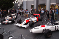 記者会見当日、会場となったホンダの青山本社前には、歴代のF1マシンが並べられた。
    