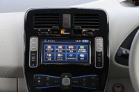 センターコンソールの液晶画面で、「現在地からの到達可能エリア」や「充電施設情報」などを確認することができる。 （写真をクリックすると、画面の切り替わるさまが見られます）